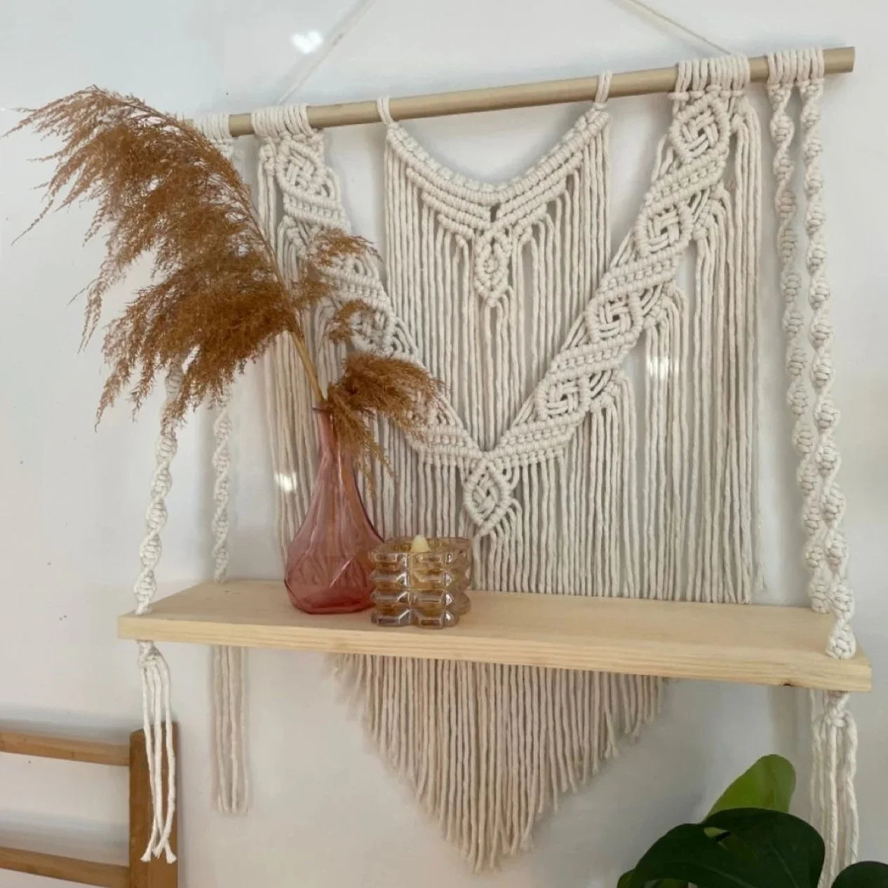 رف مكرمية حائط خشب طبيعي وقطن، 65*70 سم