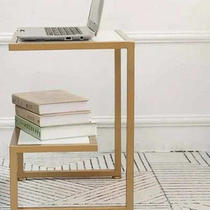 ترابيزة جانبية ستيل بلون ذهبي بسطح رخامي بحجم 35x45x50 سم بتصميم حديث ورفين لحمل الكتب واللابتوب