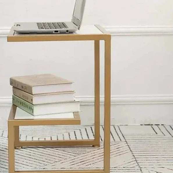 ترابيزة جانبية ستيل بلون ذهبي بسطح رخامي بحجم 35x45x50 سم بتصميم حديث ورفين لحمل الكتب واللابتوب