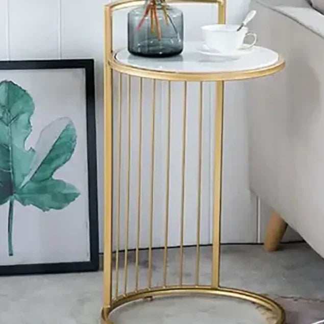 ترابيزة جانبية معدن بسطح رخامي أبيض مع قضبان معدنية رأسية باللون الذهبي 40*40*50 سم