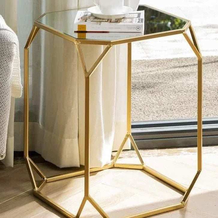 ترابيزة جانبية ستيل ذهبية بلون معدني بسطح زجاج مع إطار نحيف وهكساغونال 40*40*50 سم