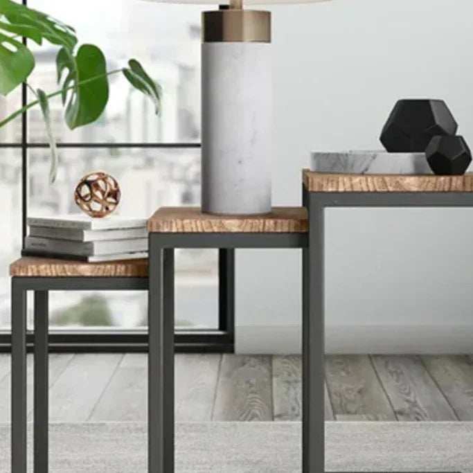 طقم ترابيزات جانبية معدن بثلاث قطع بسطح خشبي مودرن بتصميم بسيط وأنيق مناسب للديكور العصري