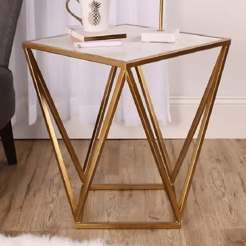 ترابيزة جانبية ستيل لون ذهبي بإطار هندسي وسطح رخام أبيض مقاس 50×45×45 سم