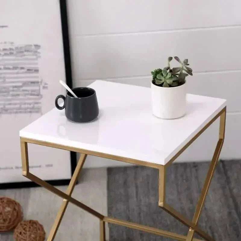 طاولة جانبية مودرن بسطح رخامي أبيض وإطار معدني ذهبي هندسي طقم قطعتين من ستيل