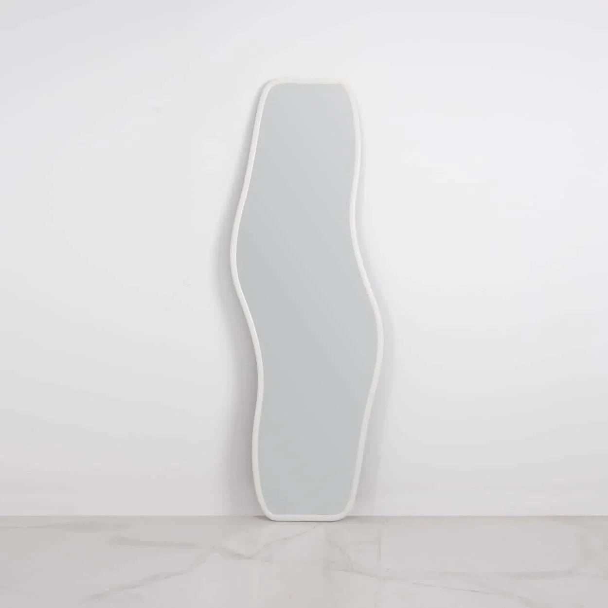 مرايا حائط خشب ام دي اف 60*170 سم بإطار مموج أبيض سطح عاكس رمادي ناعم وتصميم أنيق وبسيط