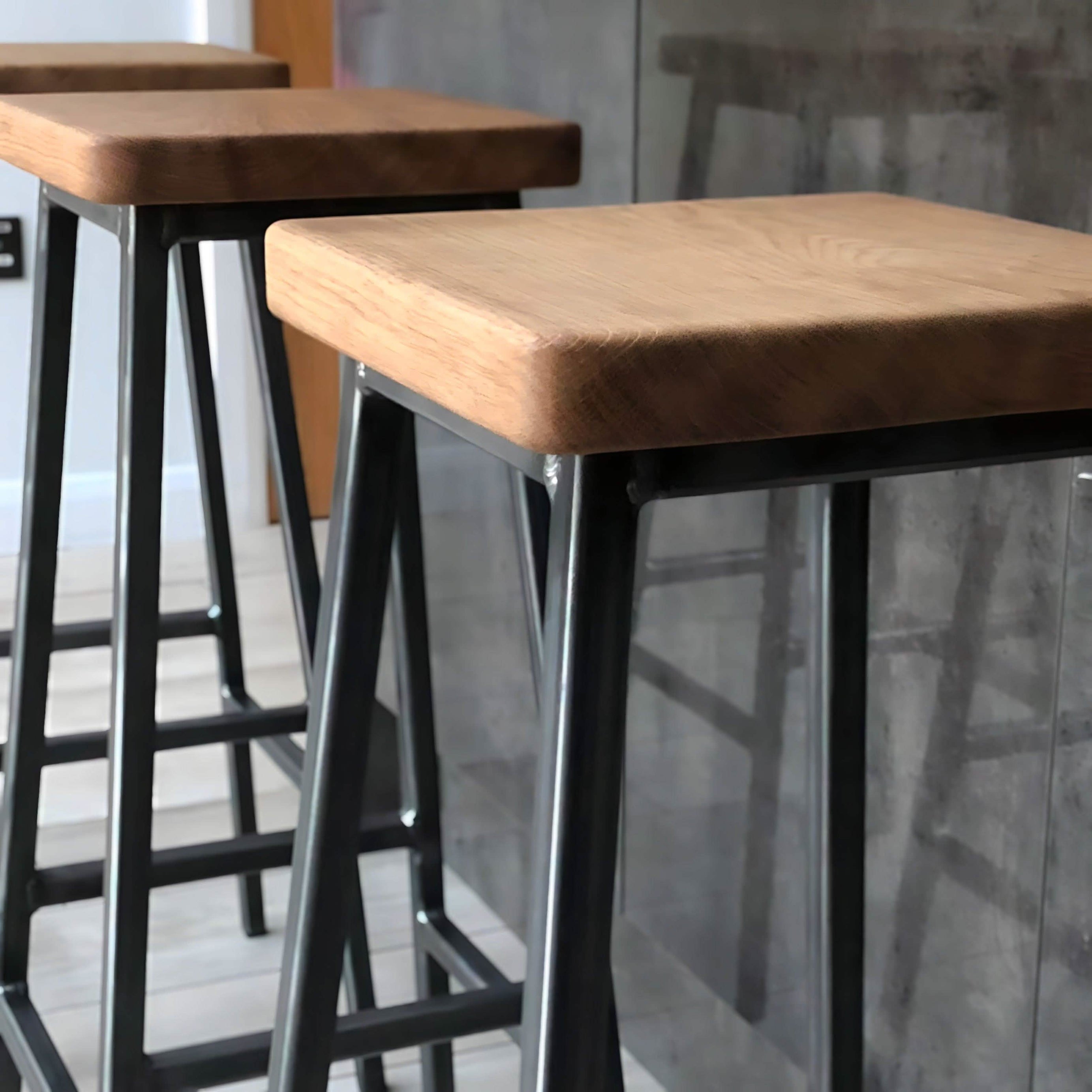 كرسي بار اسود*بني فاتح 30*30*75سم - ROW3 Iron Wood